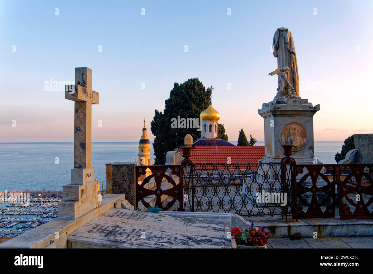 Frankreich, Alpes Maritimes, Menton, Altstadt, Friedhof der alten Burg, mit Blick auf die Bucht von Garavan Stockfoto
