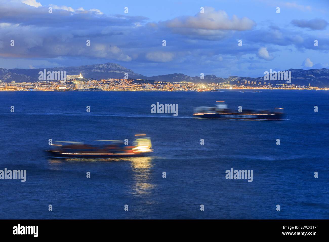 Frankreich, Bouches du Rhone, Marseille und sein Hafen, Containerschiff, die Basilika Notre Dame de la Garde im Hintergrund, Blick von Le Rove auf die Cote Bleue Stockfoto