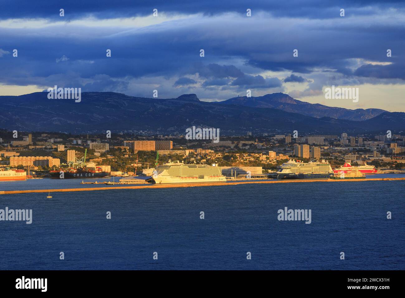 Frankreich, Bouches du Rhone, Marseille und seinen Hafen, 16. Arrondissement, Saint Andre District, Grand Port Maritime de Marseille, Kreuzfahrtterminal, Kreuzfahrtschiffe Stockfoto