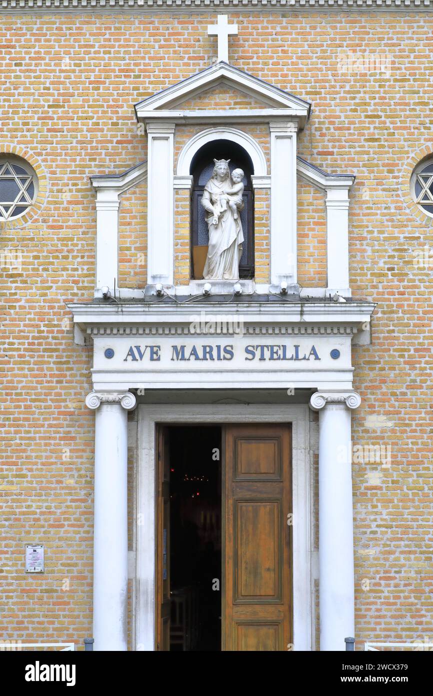 Frankreich, Nord, Dunkirk, Kapelle Notre-Dame des Dunes (19. Jahrhundert), Backsteinfassade und Portal aus dem Jahre 1837 mit einer Statue der Jungfrau Stockfoto