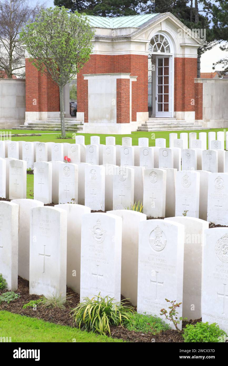 Frankreich, Nord, Dünkirchen, Dunkirk Town Cemetery, Friedhof mit Gräbern von Commonwealth-Soldaten, die während des Ersten Weltkriegs und des Zweiten Weltkriegs starben, im Hintergrund das Dunkirk Memorial, das den vermissten Soldaten gewidmet ist Stockfoto