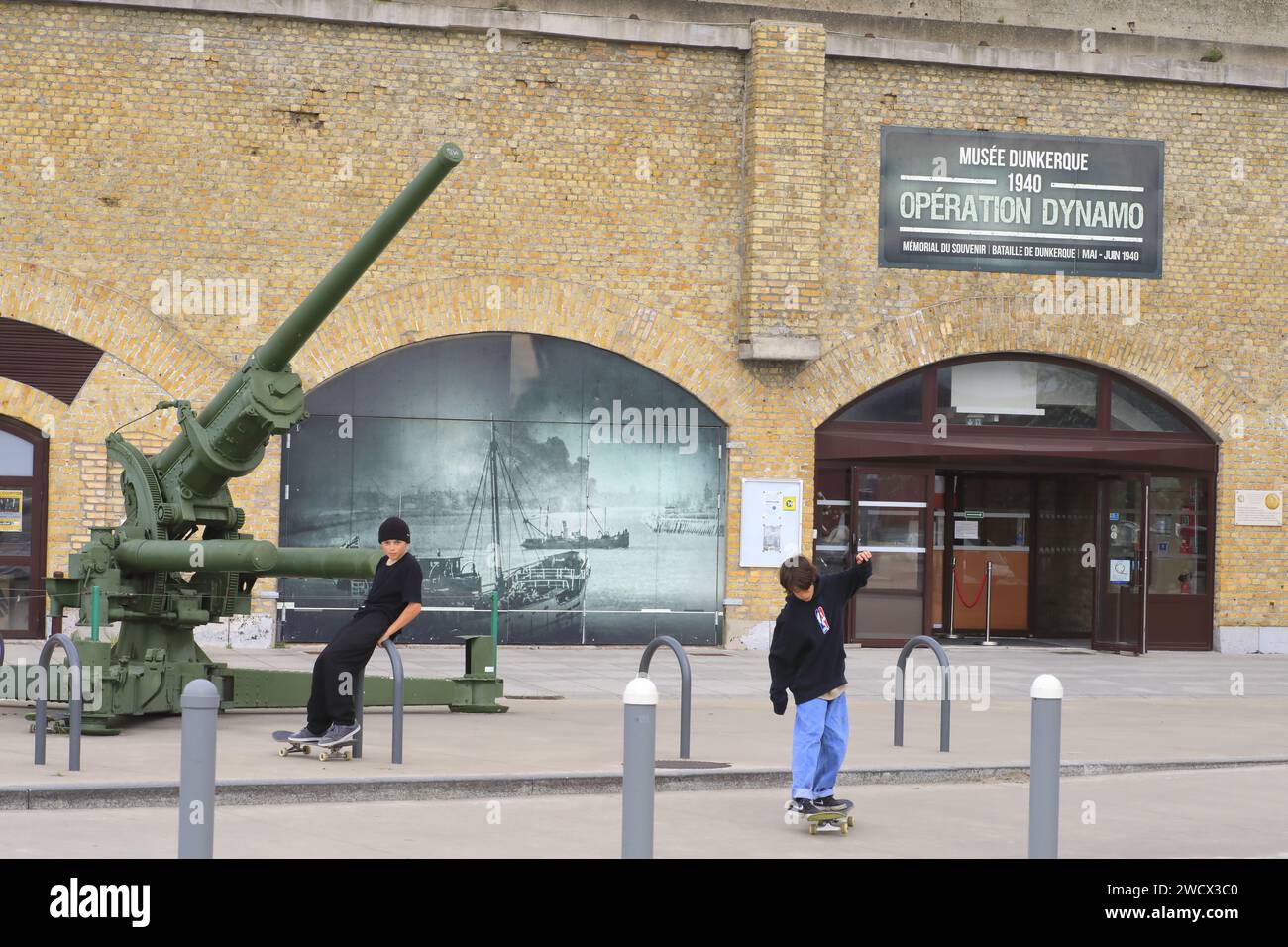 Frankreich, Nord, Dünkirchen, Dunkerque Museum 1940 / Operation Dynamo in einer der Kasematten der Bastion 32 (Generalhauptquartier zur Verteidigung des befestigten Sektors Flandern während der Schlacht von Dünkirchen und Operation Dynamo), 90-mm-Kanone ( Modell 1939) Stockfoto