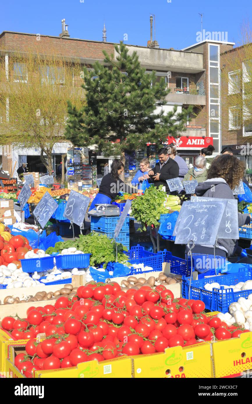 Frankreich, Nord, Dünkirchen, Place du Général de Gaulle, Marktszene am Samstag, Marktgärtner mit seinem Gemüse Stockfoto