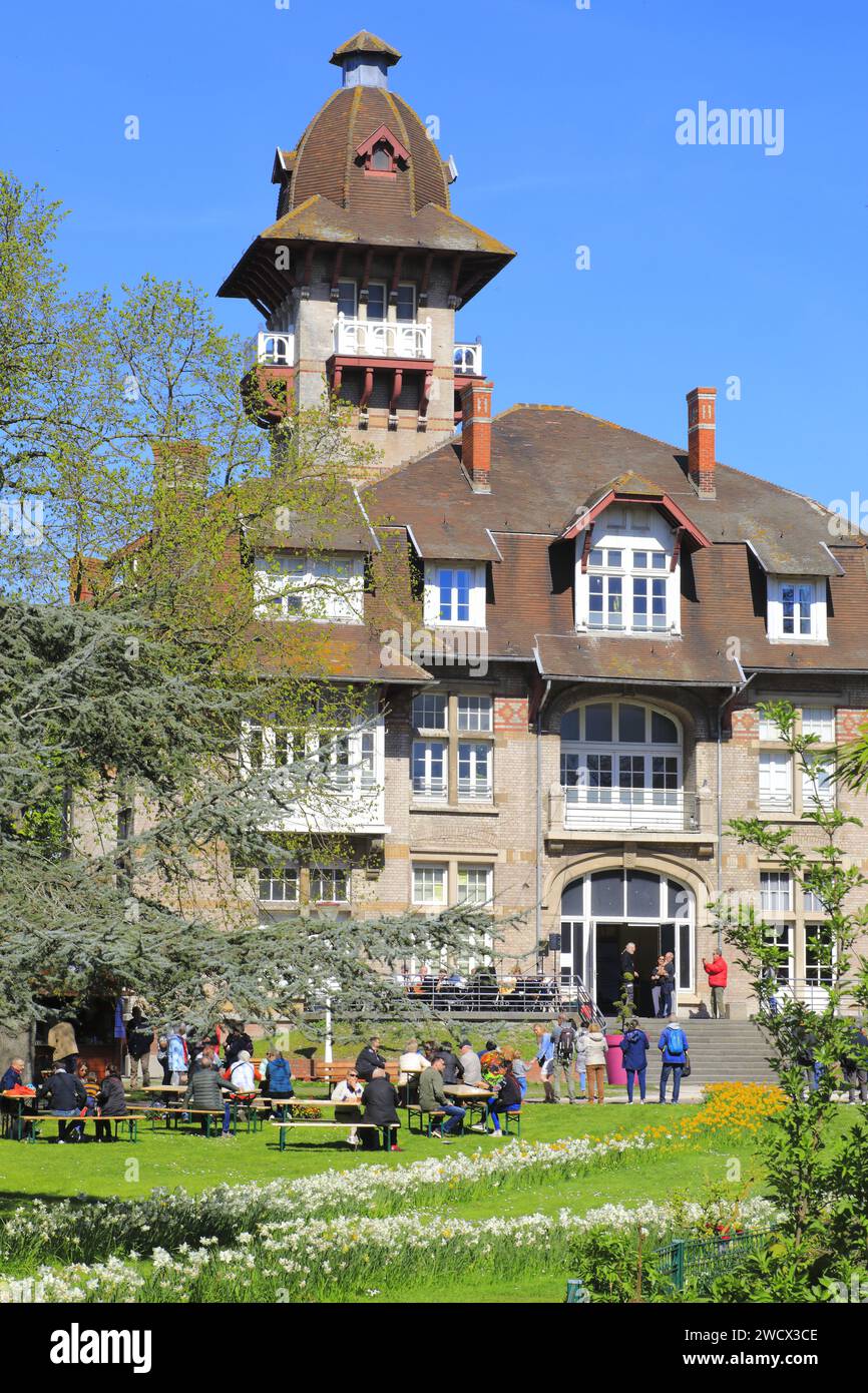 Frankreich, Nord, Dünkirchen, Bezirk Rosendaël, Château Coquelle, (1907) entworfen vom Architekten Jean Morel, Party im Park Stockfoto