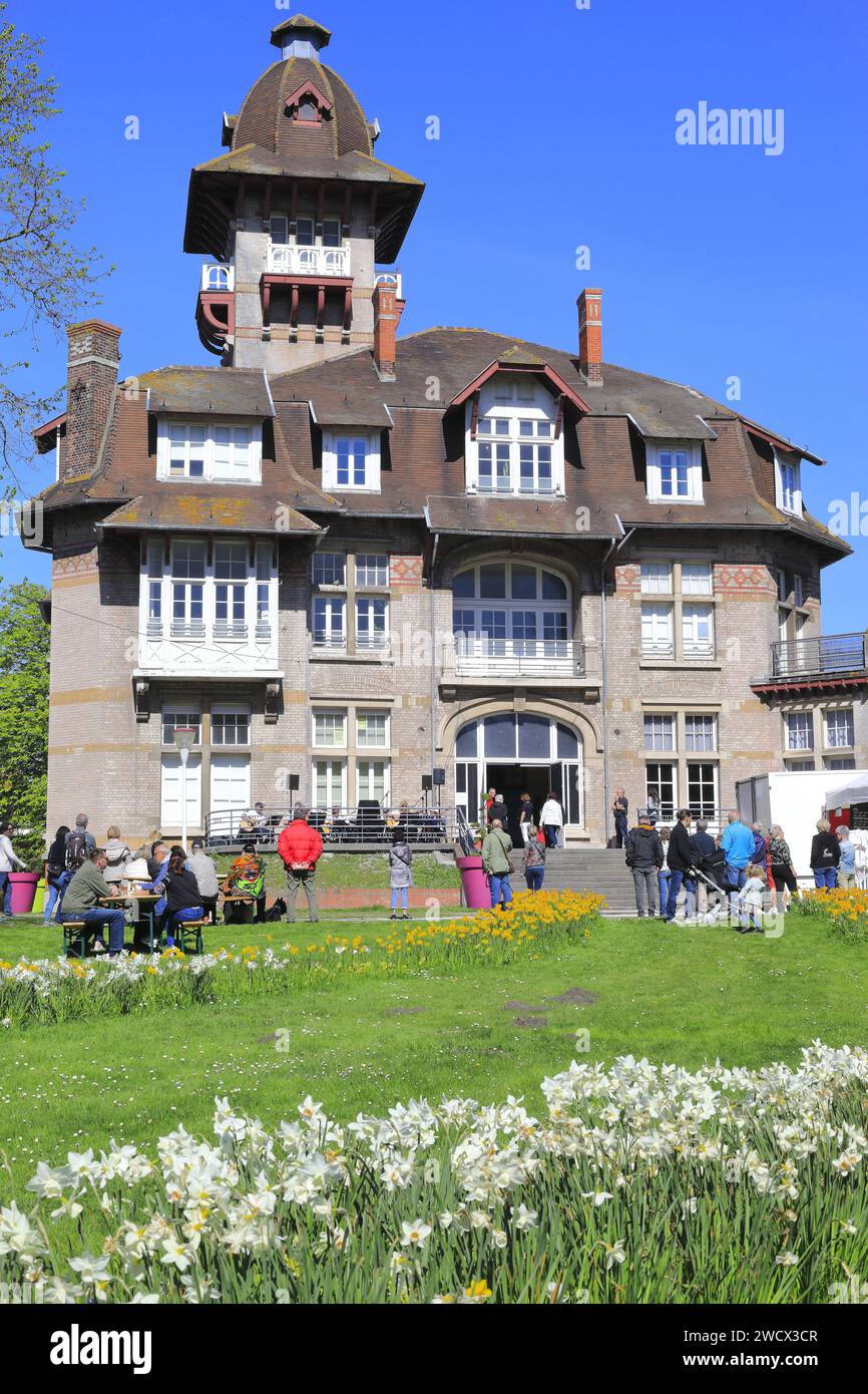 Frankreich, Nord, Dünkirchen, Bezirk Rosendaël, Château Coquelle, (1907) entworfen vom Architekten Jean Morel, Party im Park Stockfoto