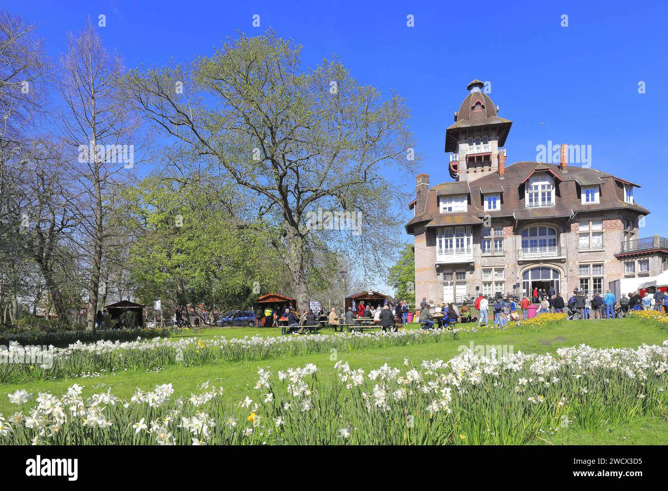 Frankreich, Nord, Dünkirchen, Bezirk Rosendaël, Château Coquelle, (1907) entworfen vom Architekten Jean Morel, Party im Park Stockfoto