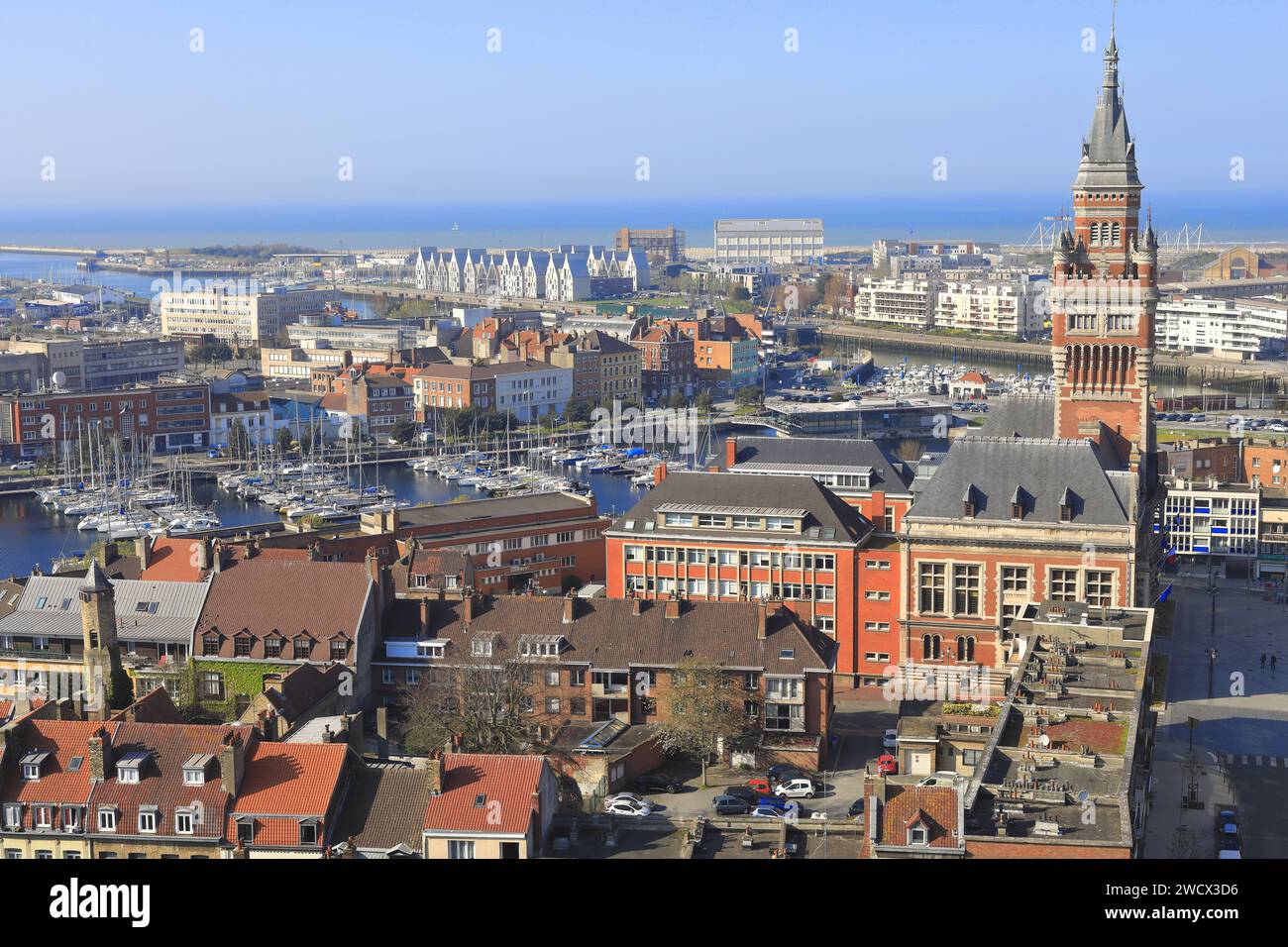 Frankreich, Nord, Dünkirchen, Blick vom Beffroi Saint-Eloi auf den Hôtel de Ville und seinen Glockenturm (zum UNESCO-Weltkulturerbe erklärt), den Yachthafen, das große Öko-Viertel und die Nordsee Stockfoto