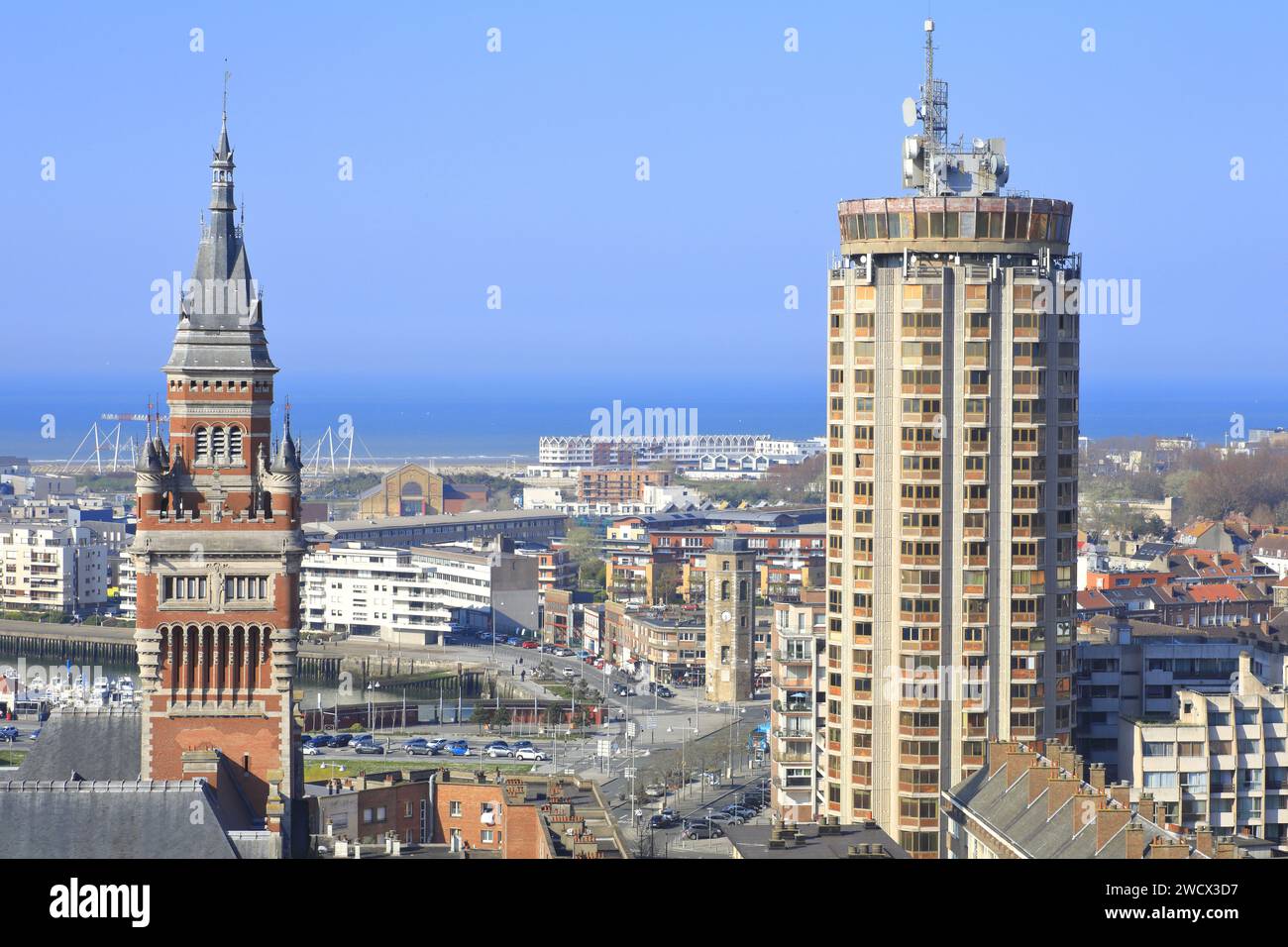 Frankreich, Nord, Dünkirchen, Blick vom Glockenturm von Saint-Eloi auf den Reuze-Turm (1974) und den Glockenturm des Rathauses (UNESCO-Weltkulturerbe) mit dem Meer des Nordens Stockfoto