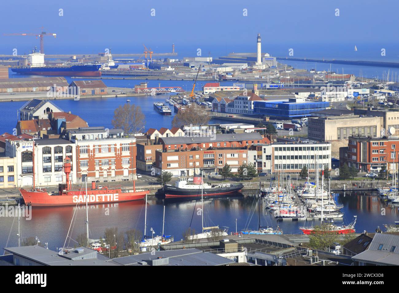 Frankreich, Nord, Dünkirchen, Blick vom Belfried Saint-Eloi auf den Yachthafen, das Leuchtschiff Sandettié (1947), das Hafengebiet und den Leuchtturm von Risban Stockfoto