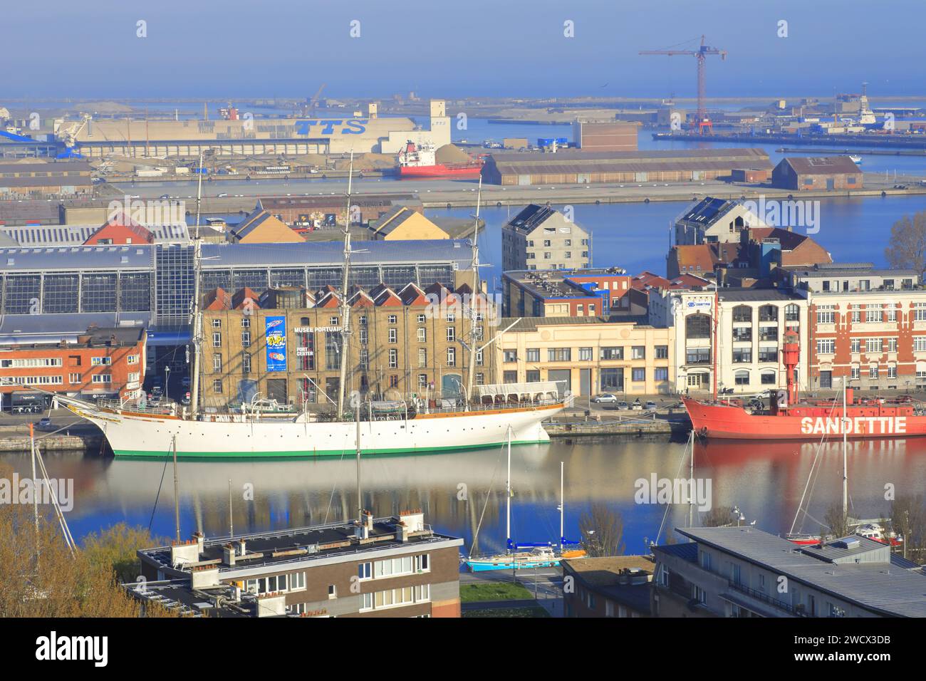 Frankreich, Nord, Dünkirchen, Blick vom Belfried Saint-Eloi auf den Jachthafen mit der dreimastigen Herzogin Anne (ehemaliges Ausbildungsschiff der deutschen Handelsmarine aus dem Jahr 1901), die vor dem Hafenmuseum von Dünkirchen nicht weit vom Boot Late Sandettié (1947) vor Anker liegt Stockfoto