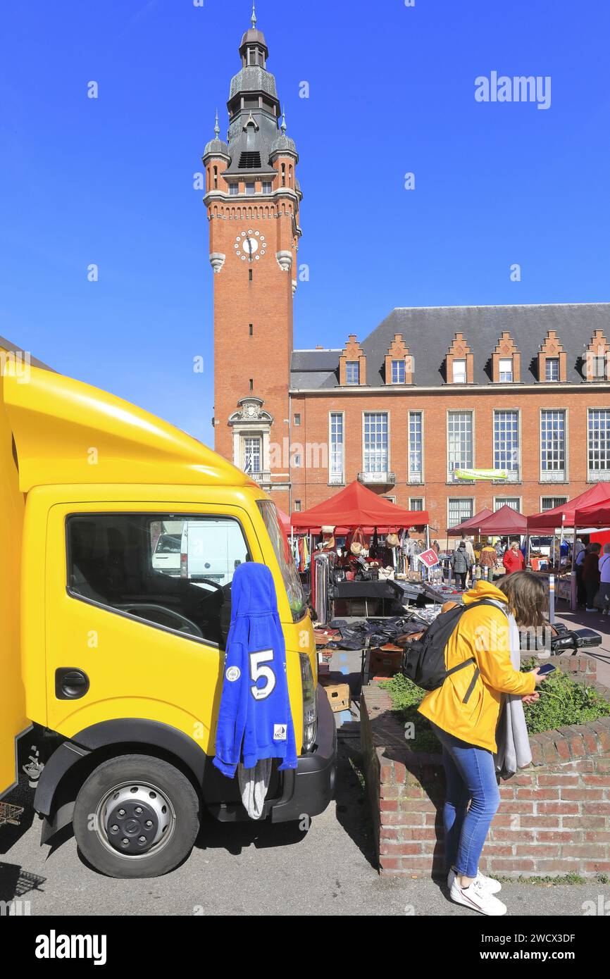 Frankreich, Nord, Dünkirchen, Rathaus des Stadtteils Rosendaël im neo-flämischen Stil aus den Jahren 1936 und 1951, der Platz an einem Markttag Stockfoto