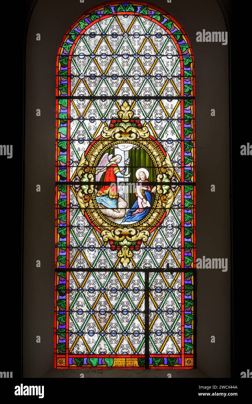 Frankreich, Meurthe et Moselle, Xirocourt, Kirche der Geburt der Jungfrau, Buntglasfenster, das die Ankündigung des Erzengels Gabriel an Maria ihrer Mutterschaft darstellt Stockfoto
