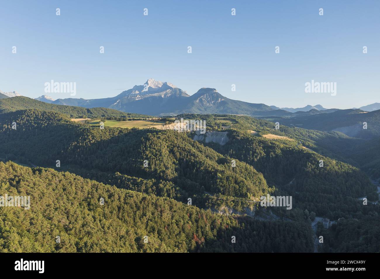 Frankreich, Isère (38), Region La Matheysine (oder Matheysin-Plateau), das Obiou- und Dévoluy-Massiv im Hintergrund (Luftaufnahme) Stockfoto