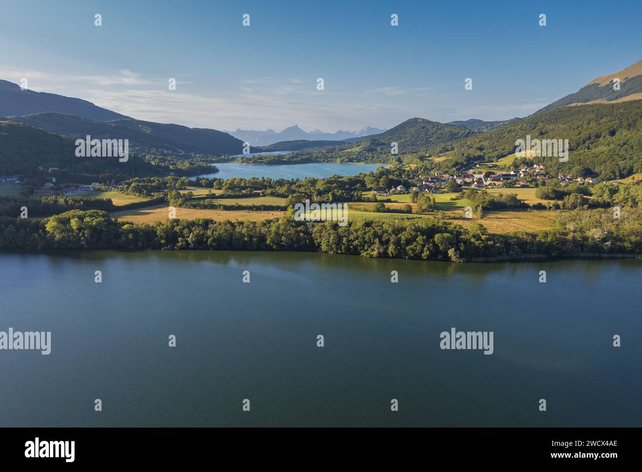 Frankreich, Isere, Matheysine-Region (oder Matheysin-Plateau), 3 der vier Seen von Laffrey, Chartreuse-Massiv im Hintergrund (Luftaufnahme) Stockfoto