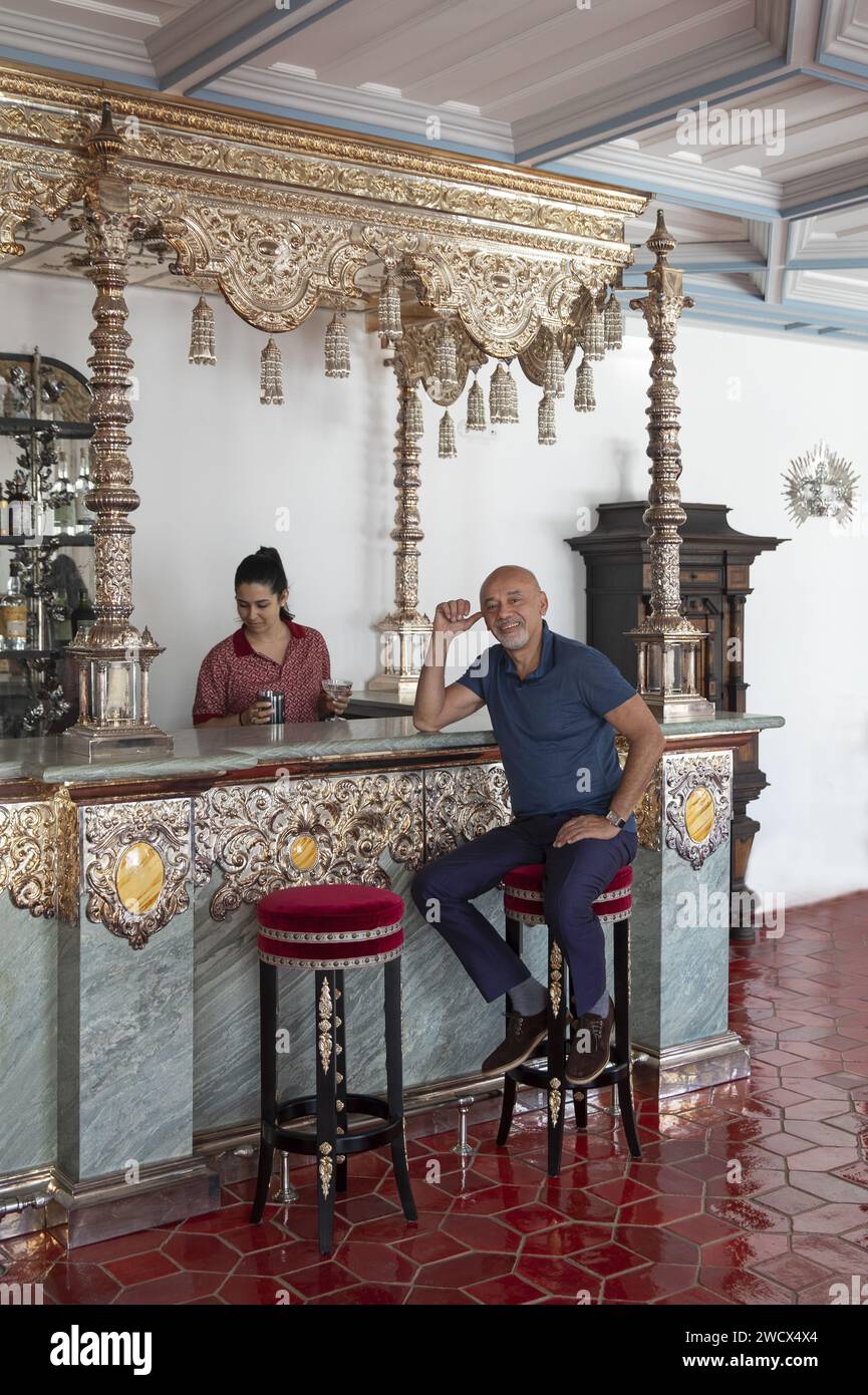 Portugal, Alentejo, Melides, Schuhdesigner Christian Louboutin sitzt wie ein sevillianischer Prozession Palanquin in seinem Boutique-Hotel Vermelho an der Bar Stockfoto