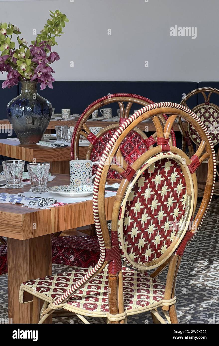 Portugal, Alentejo, Melides, Stühle im Xtian, dem portugiesischen Restaurant des Vermelho Hotels, Boutique-Hotel des Schuhdesigners Christian Louboutin Stockfoto