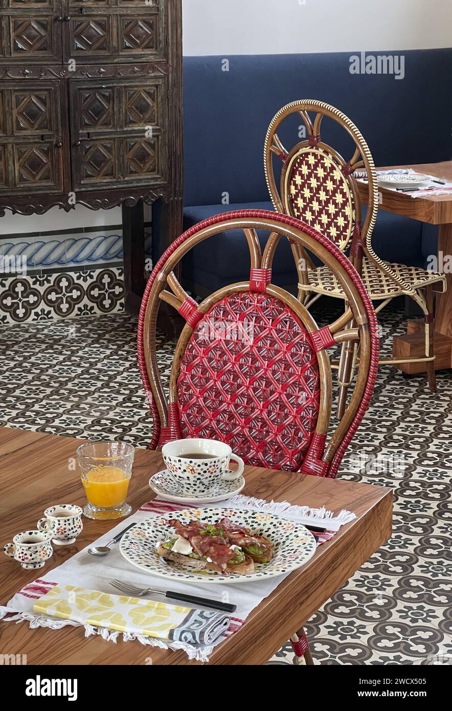 Portugal, Alentejo, Melides, Frühstück wird an einem Tisch im Xtian serviert, dem portugiesischen Restaurant des Vermelho Hotels, Boutique-Hotel des Schuhdesigners Christian Louboutin Stockfoto