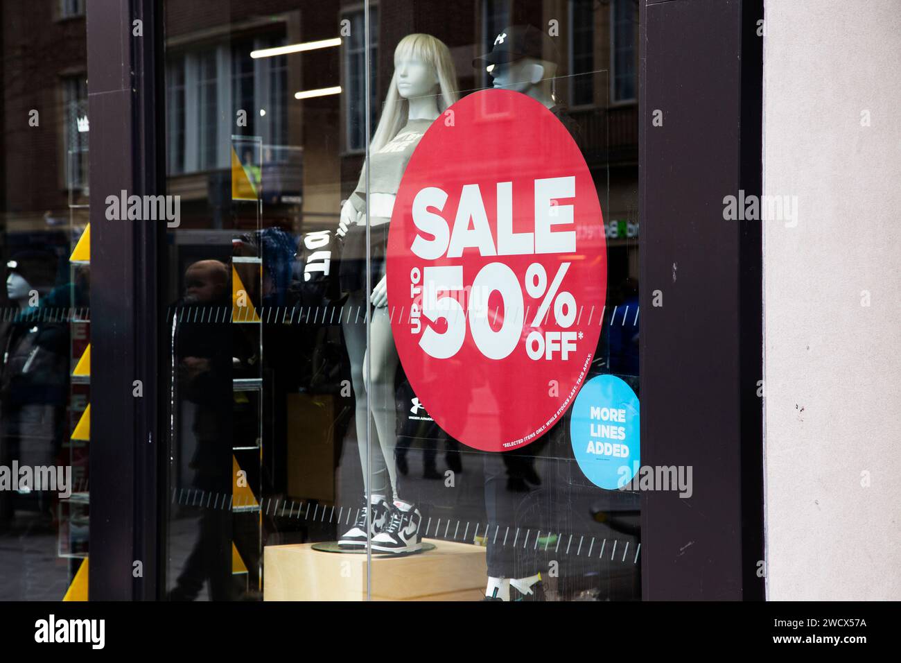 Bis zu 50 % Rabatt auf das rote Verkaufsschild im Schaufenster von JD Sports in Exeter, Devon, Großbritannien Stockfoto