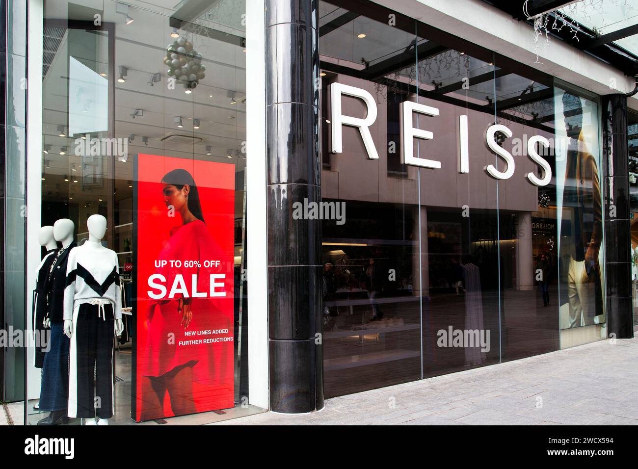 Reiss Shop in Princesshay Exeter Devon UK, mit bis zu 60 % Rabatt auf das rote Verkaufsschild an der Frontscheibe Stockfoto