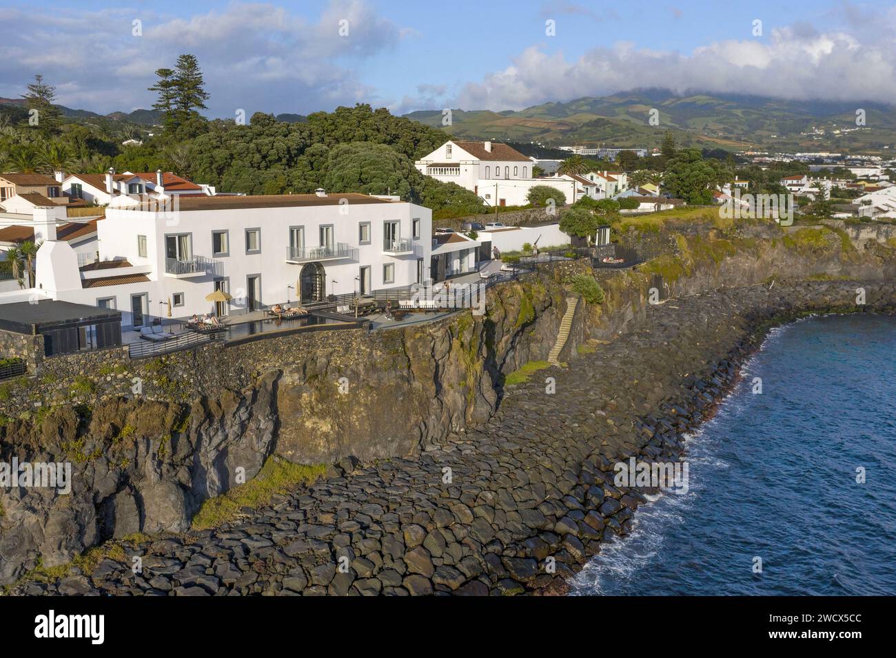 Portugal, Azoren Archipel, Sao Miguel Insel, weiße exklusive Suiten & Villen auf einer Klippe über dem Meer Stockfoto