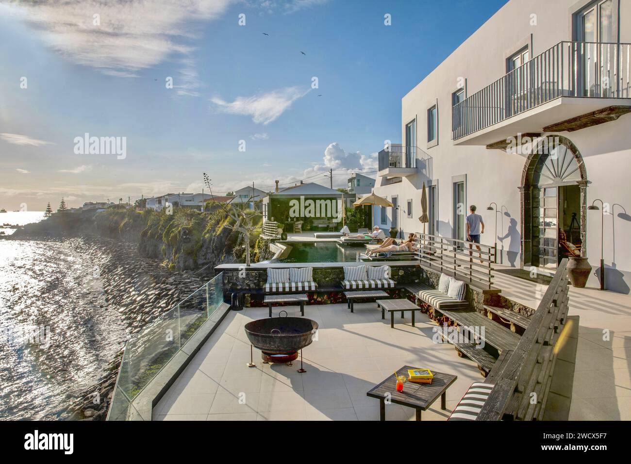 Portugal, Azoren Archipel, Sao Miguel Insel, Terrasse des White Exclusive Suites & Villas Hotels auf einer Klippe über dem Meer Stockfoto