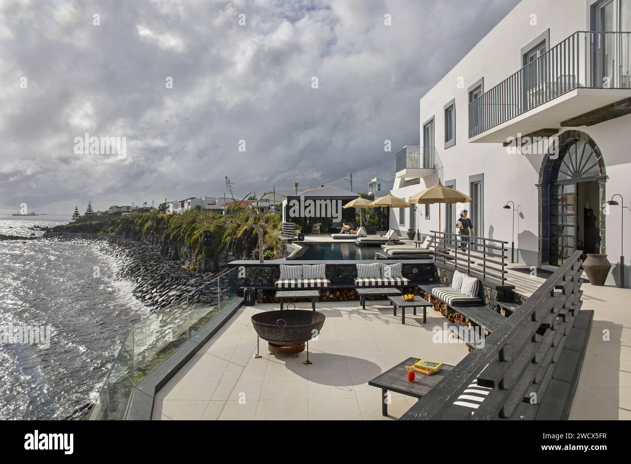 Portugal, Azoren Archipel, Sao Miguel Insel, Terrasse des White Exclusive Suites & Villas Hotels auf einer Klippe über dem Meer Stockfoto