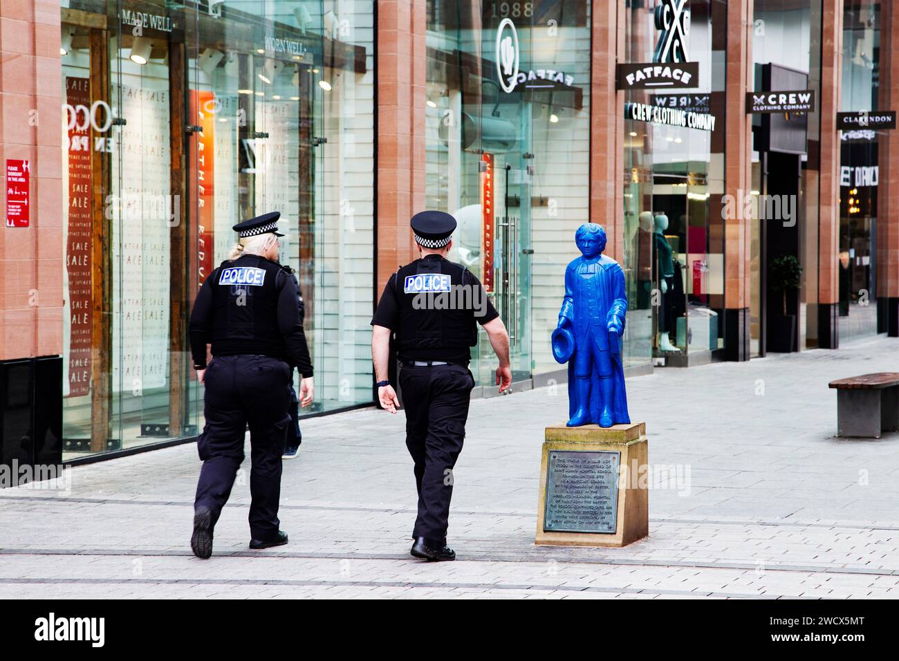 Die Polizei patrouilliert offenbar das Einkaufszentrum Princesshay in Exeter Devon, Großbritannien Stockfoto