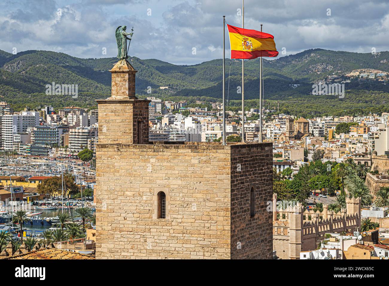 Der Turm und die spanische Flagge auf dem Königspalast von La Almudaina, von der Terrasse der mittelalterlichen Kathedrale Santa Maria von Palma. Stockfoto