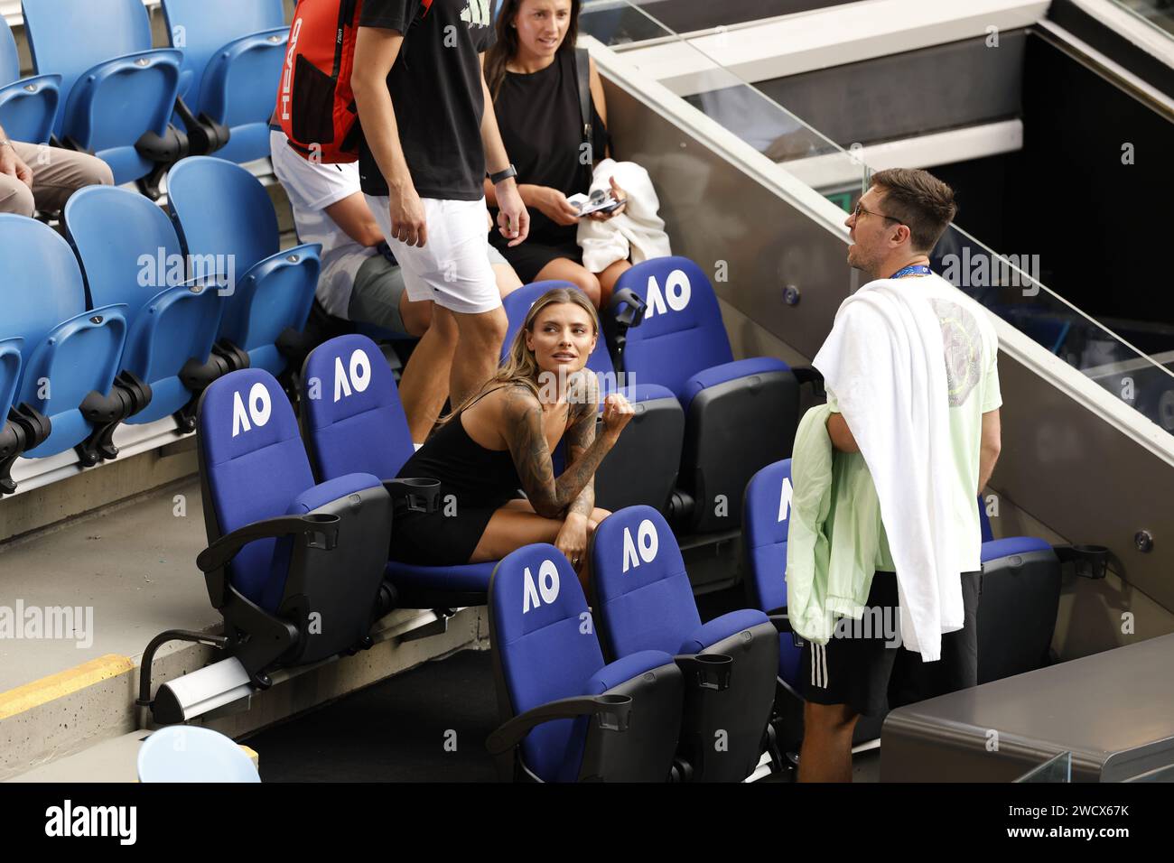 MELBOURNE, Australien. , . Sophia Thomalla, die Freundin von Spieler Alexander ZVEREV, reiste nach unten, um ihn zu unterstützen. Während Zverevs erstem Spiel beim Grand Slam-Turnier saß Thomalla in der Spielerbox der Margaret Court Arena und trotzte den Sommertemperaturen Australiens in einem kurzen schwarzen Minikleid. AUSTRALIAN OPEN TENNIS - AO - Melbourne, 16. Januar 2024 - Copyright Mark PETERSON/ATP Images (PETERSON Mark /ATP/SPP) Credit: SPP Sport Press Photo. /Alamy Live News Stockfoto