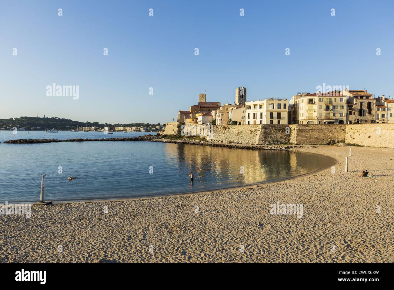 Frankreich, Alpes Maritimes, Antibes, Gravette Strand vor den Stadtmauern der Altstadt Stockfoto
