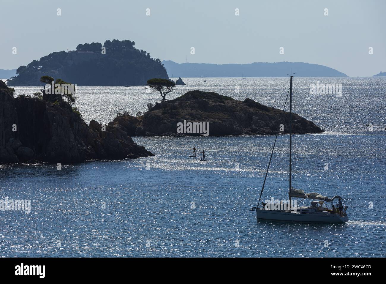 Frankreich, Var, Bormes les Mimosas, Pointe de l'Estagnol, Estagnol Inseln, im Hintergrund die Festung Bregancon, Segelboot und Paddel Stockfoto