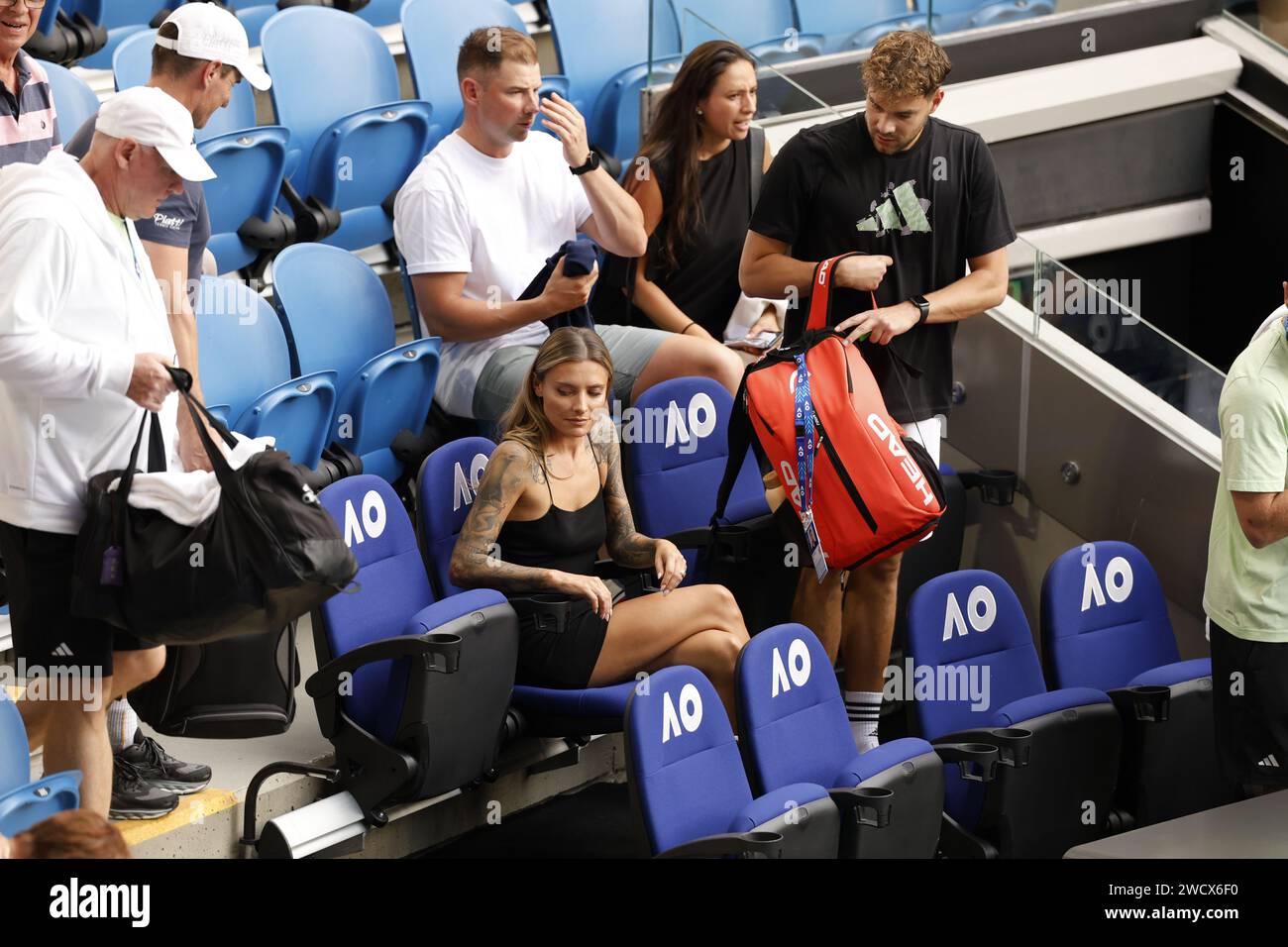 MELBOURNE, Australien. , . Sophia Thomalla, die Freundin von Spieler Alexander ZVEREV, reiste nach unten, um ihn zu unterstützen. Während Zverevs erstem Spiel beim Grand Slam-Turnier saß Thomalla in der Spielerbox der Margaret Court Arena und trotzte den Sommertemperaturen Australiens in einem kurzen schwarzen Minikleid. AUSTRALIAN OPEN TENNIS - AO - Melbourne, 16. Januar 2024 - Copyright Mark PETERSON/ATP Images (PETERSON Mark /ATP/SPP) Credit: SPP Sport Press Photo. /Alamy Live News Stockfoto