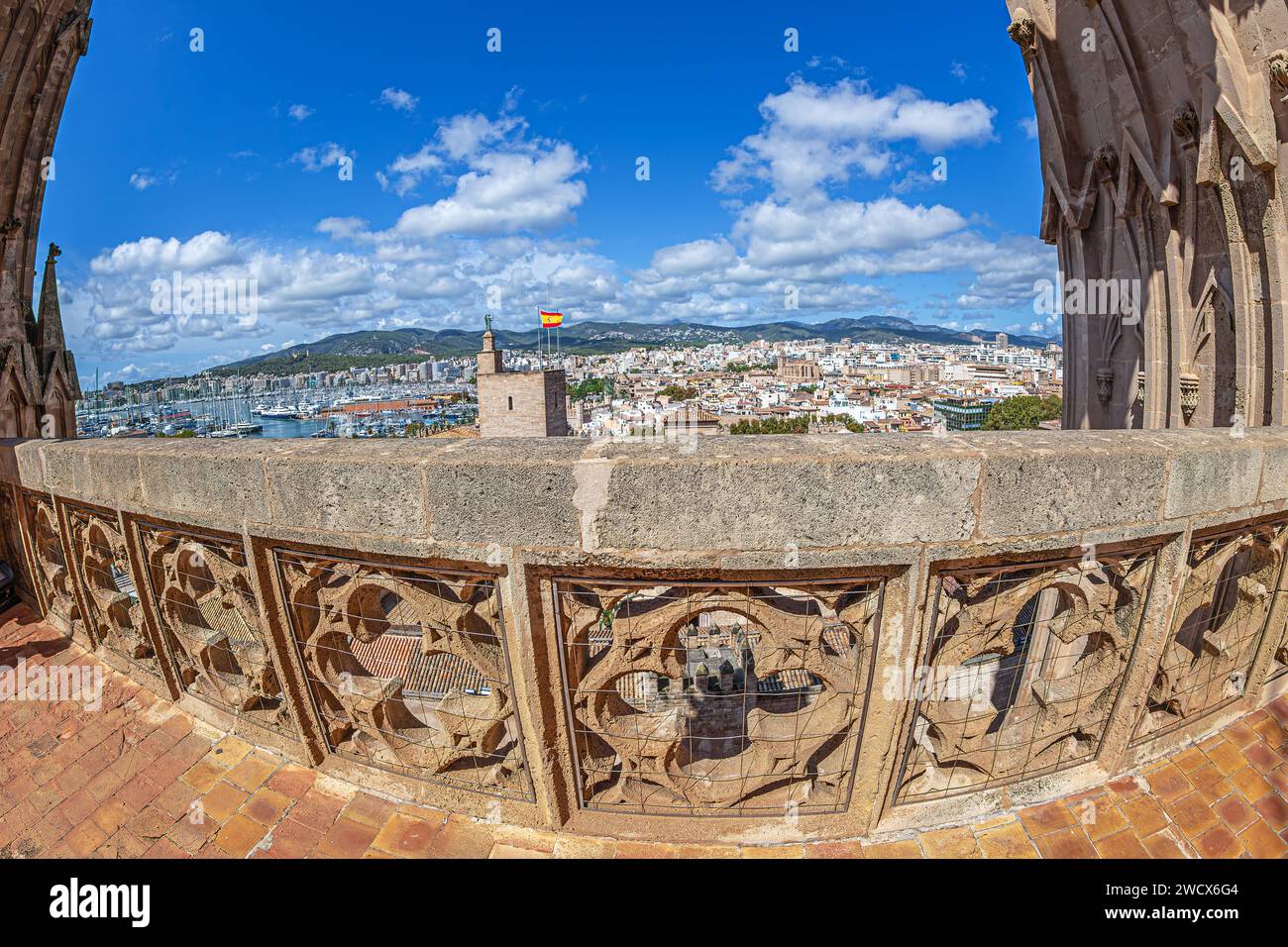 Blick von der Terrasse der mittelalterlichen Kathedrale Santa Maria von Palma auf das Dach des Königspalastes von La Almudaina. Palma de Mallorca, Spanien. Stockfoto