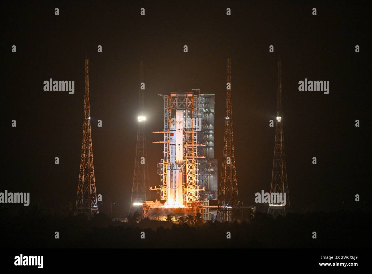 Wenchang. Januar 2024. Am 17. Januar 2024 explodiert eine lange Y8-Trägerrakete mit dem Cargo-Raumschiff Tianzhou-7 von der Wenchang-Trägerrakete in der südchinesischen Provinz Hainan. Quelle: Liu Jinhai/Xinhua/Alamy Live News Stockfoto