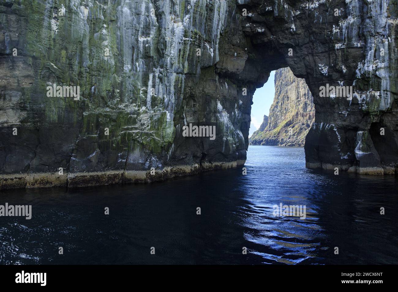 Dänemark, Färöer, Insel Vagar, Felsen von Drangarnir, im Hintergrund die Insel Tindholmur Stockfoto