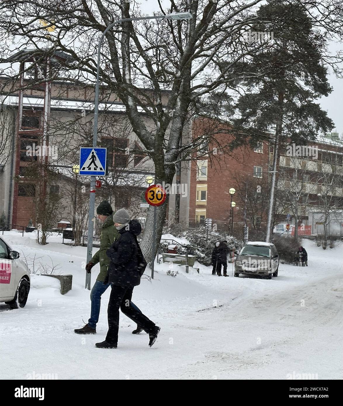 Stockholm. Januar 2024. Menschen laufen am 17. Januar 2024 auf einer Straße in Stockholm, Schweden. Die schwedischen Behörden gehen alles daran, einen Schneesturm zu ergreifen, der voraussichtlich am Mittwochnachmittag die meisten Teile des Landes treffen wird. UM MIT 'Flugzeug fährt weg vom Rollweg, Straßen gesperrt, da Schneesturm Schweden überwindet' zu SAGEN: He Miao/Xinhua/Alamy Live News Stockfoto