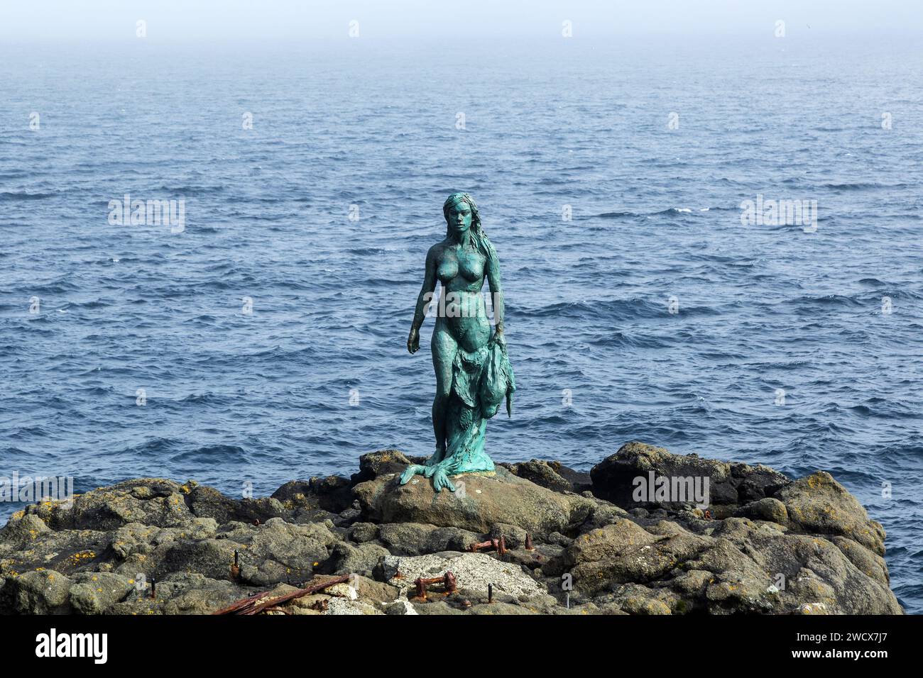 Dänemark, Färöer-Inseln, Kalsoy-Insel, Mikladalur, Kopakonan (die Frau des Siegels) Skulptur von Hans Pauli Olsen Stockfoto