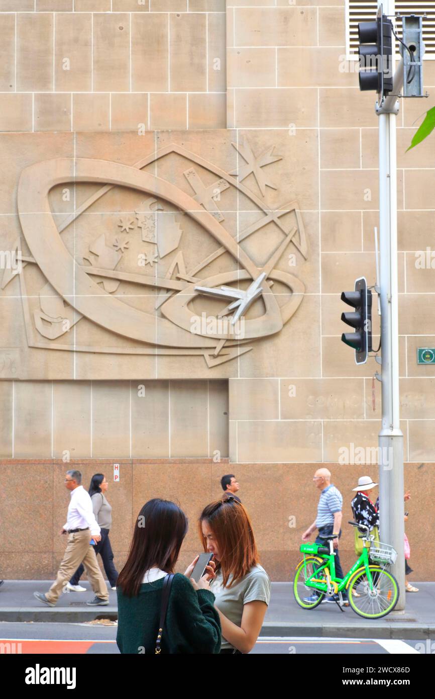 Australien, New South Wales, Sydney, Central Business District (CBD), York Street, Fußgänger am Fuße einer Ampel und nicht weit von einem Selbstbedienungsfahrrad entfernt Stockfoto