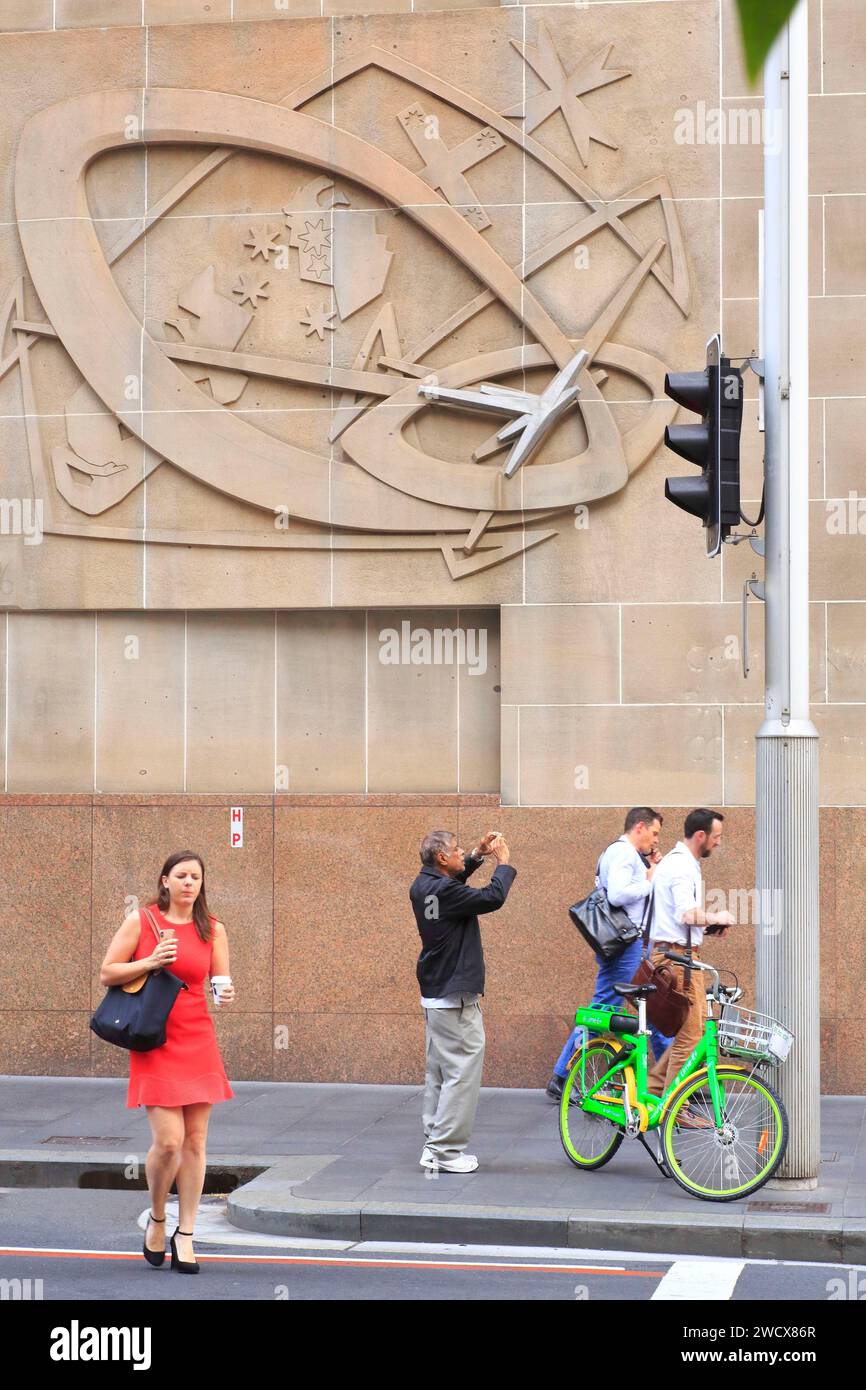 Australien, New South Wales, Sydney, Central Business District (CBD), York Street, Fußgänger am Fuße einer Ampel und nicht weit von einem Selbstbedienungsfahrrad entfernt Stockfoto