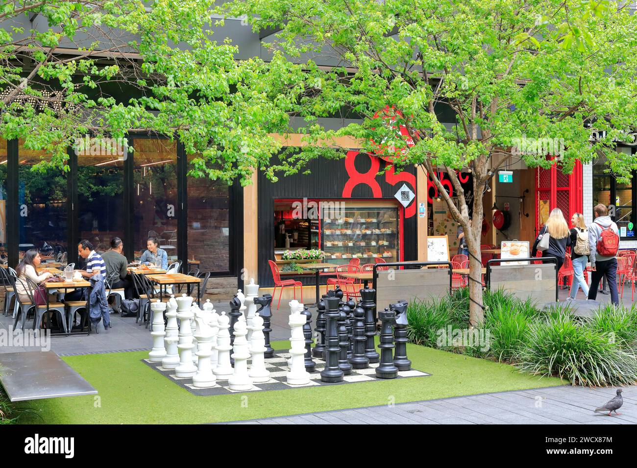 Australien, New South Wales, Sydney, Chippendale District, Central Park Mall Einkaufszentrum, Außenansicht mit einem riesigen Schach vor den Terrassen des Cafés Stockfoto