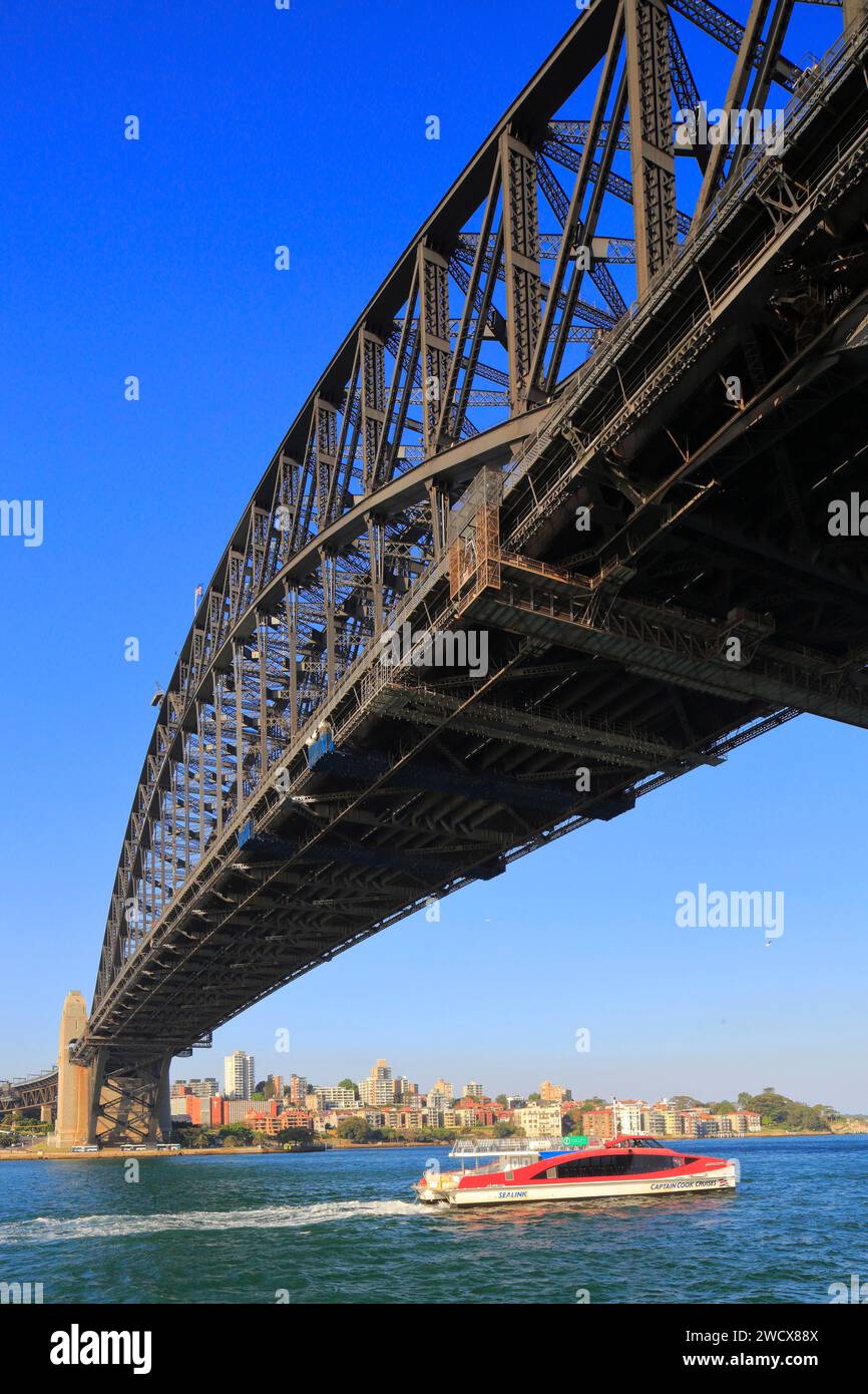 Australien, New South Wales, Sydney, Dawes Point, Fähre unter der metallenen Harbor Bridge (1932), gebaut von John Bradfield Stockfoto