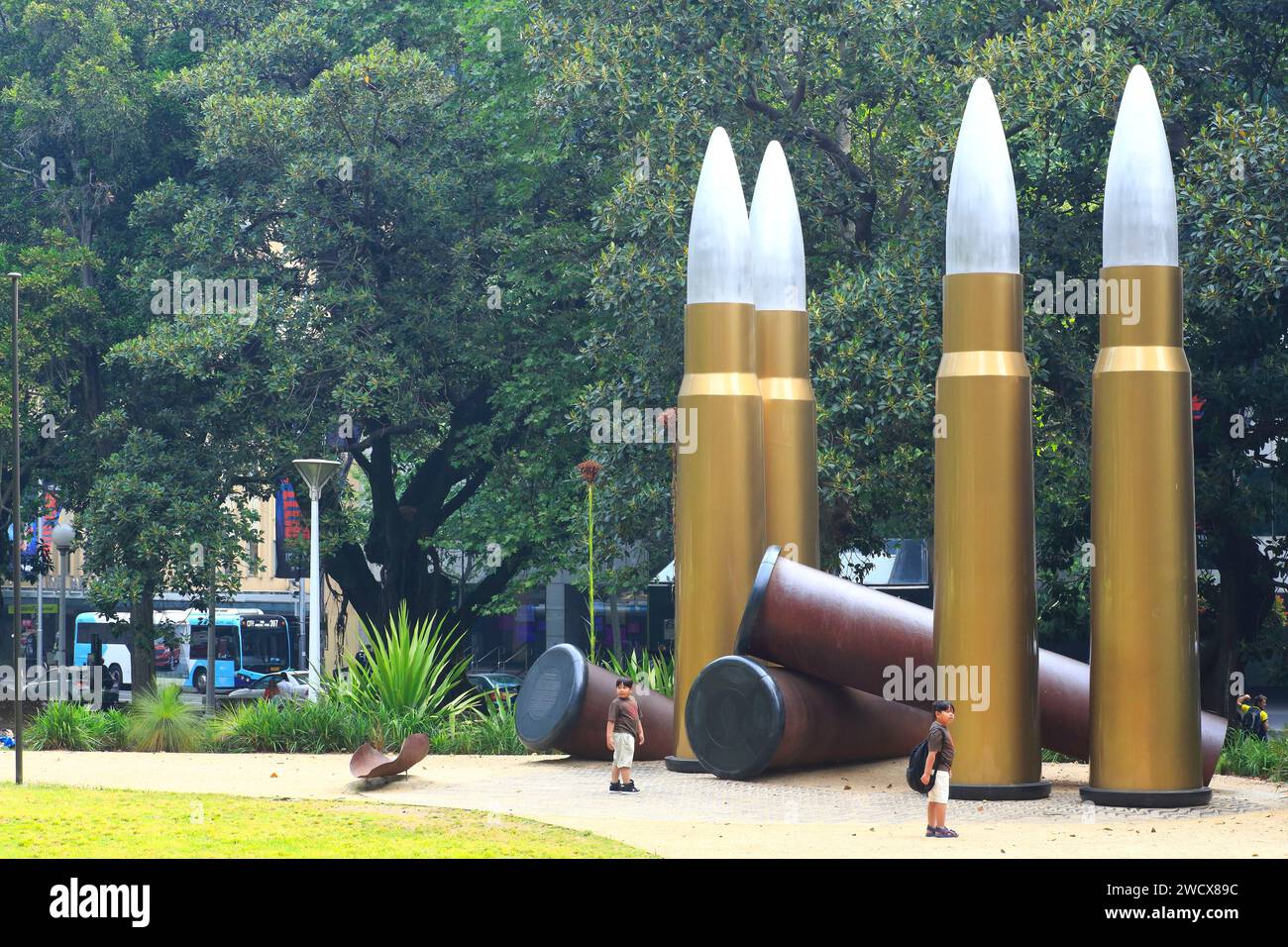 Australien, New South Wales, Sydney, Central Business District (CBD), Hyde Park (der älteste öffentliche Park Australiens), Kunstwerk YININMADYEMI Thou ließ ihn fallen vom Aborigine-Künstler Tony Albert Stockfoto