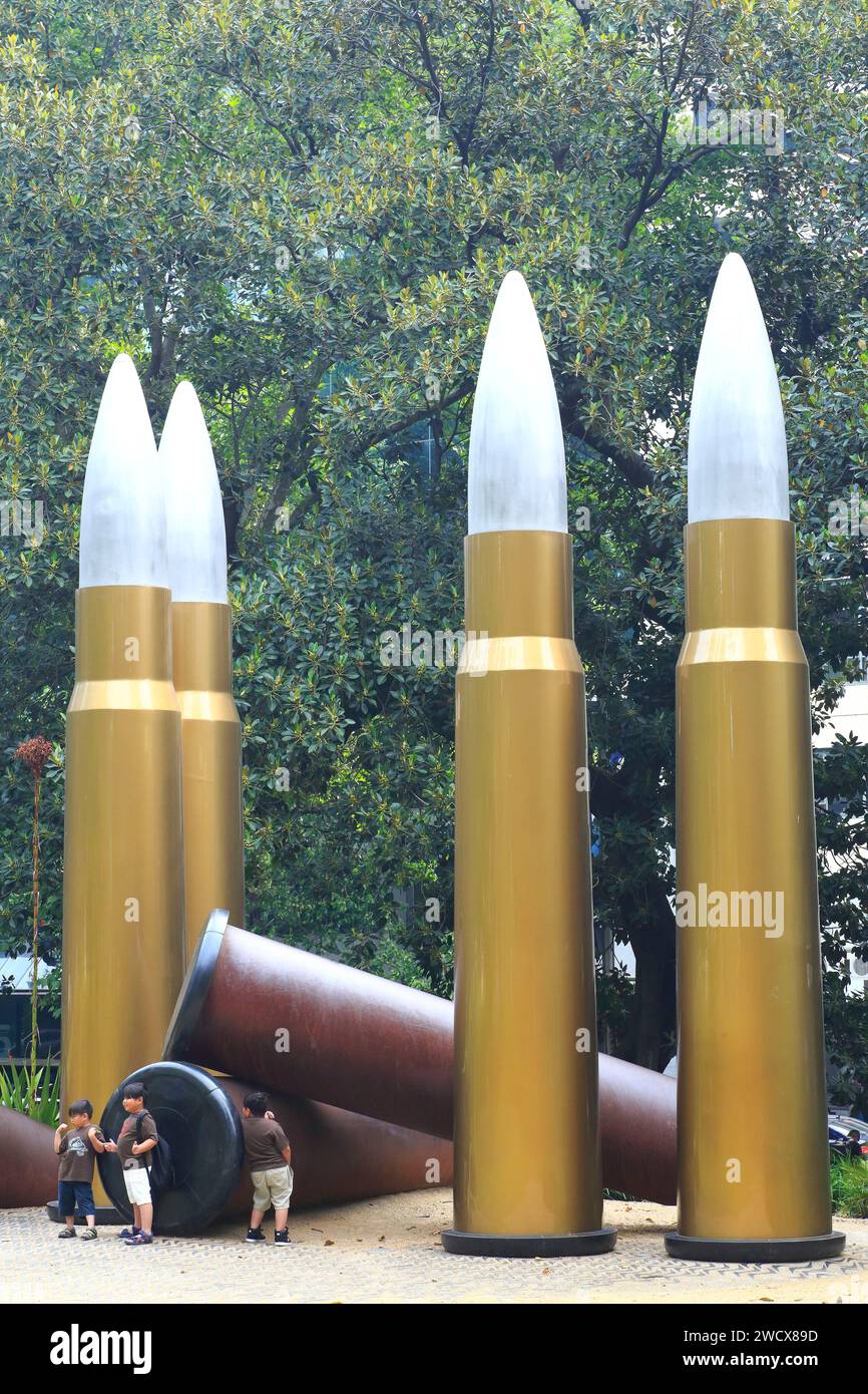 Australien, New South Wales, Sydney, Central Business District (CBD), Hyde Park (der älteste öffentliche Park Australiens), Kunstwerk YININMADYEMI Thou ließ ihn fallen vom Aborigine-Künstler Tony Albert Stockfoto