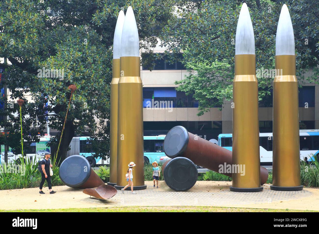 Australien, New South Wales, Sydney, Central Business District (CBD), Hyde Park (der älteste öffentliche Park Australiens), Kunstwerk YININMADYEMI Thou ließ ihn fallen vom Aborigine-Künstler Tony Albert Stockfoto