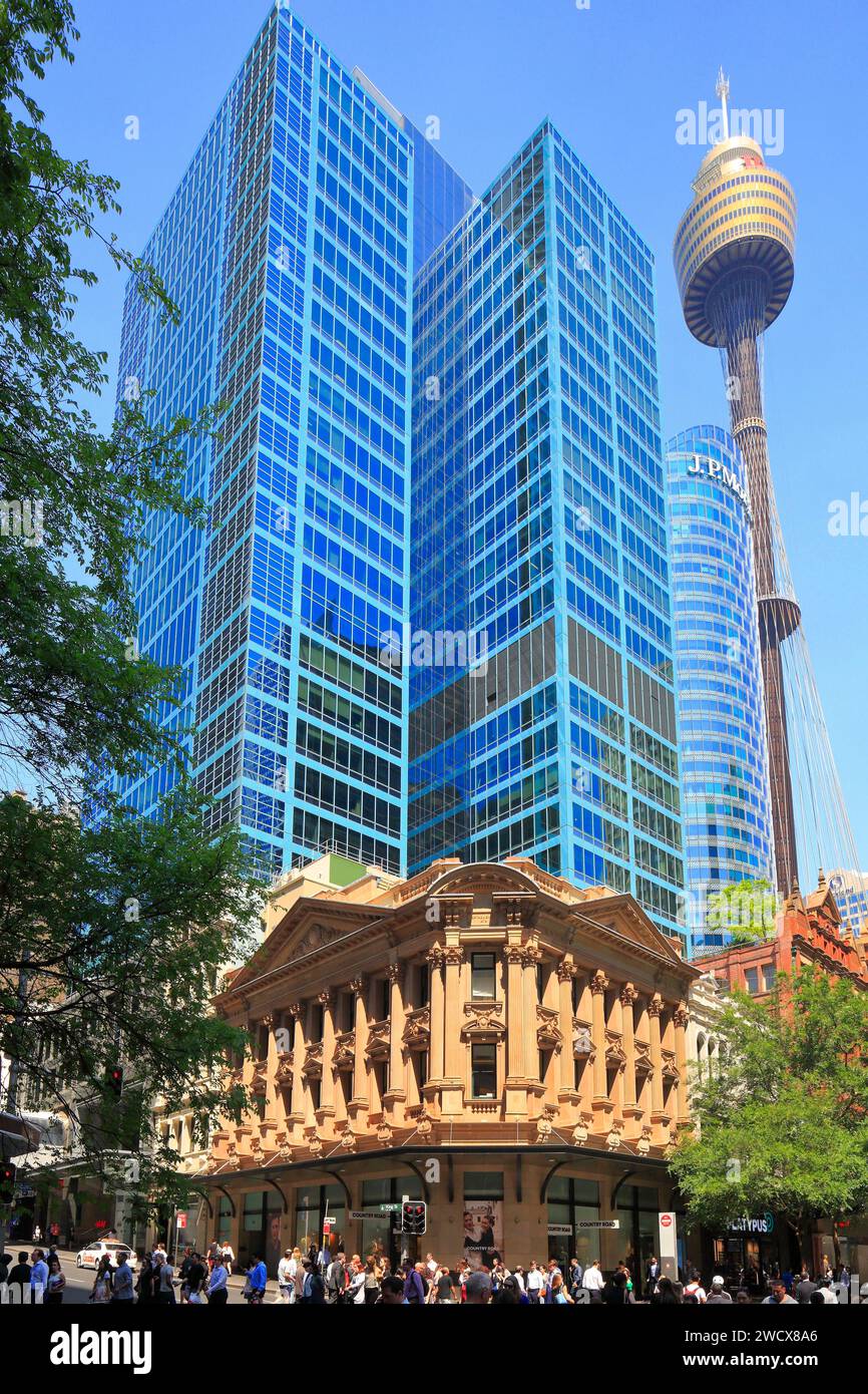 Australien, New South Wales, Sydney, Central Business District (CBD), Gebäude (Ende des 19. Jahrhunderts) der Pitt Street Mall mit Bürogebäuden und dem Sydney Tower im Hintergrund (1981) Stockfoto