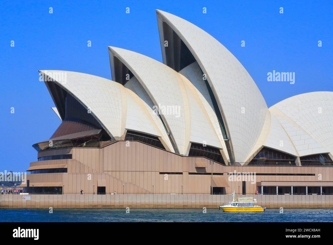 Australien, New South Wales, Sydney, Bennelong Point, Boot vor dem Opernhaus (Sydney Opera House), entworfen von Dane Jørn Utzon und eröffnet 1973 Stockfoto