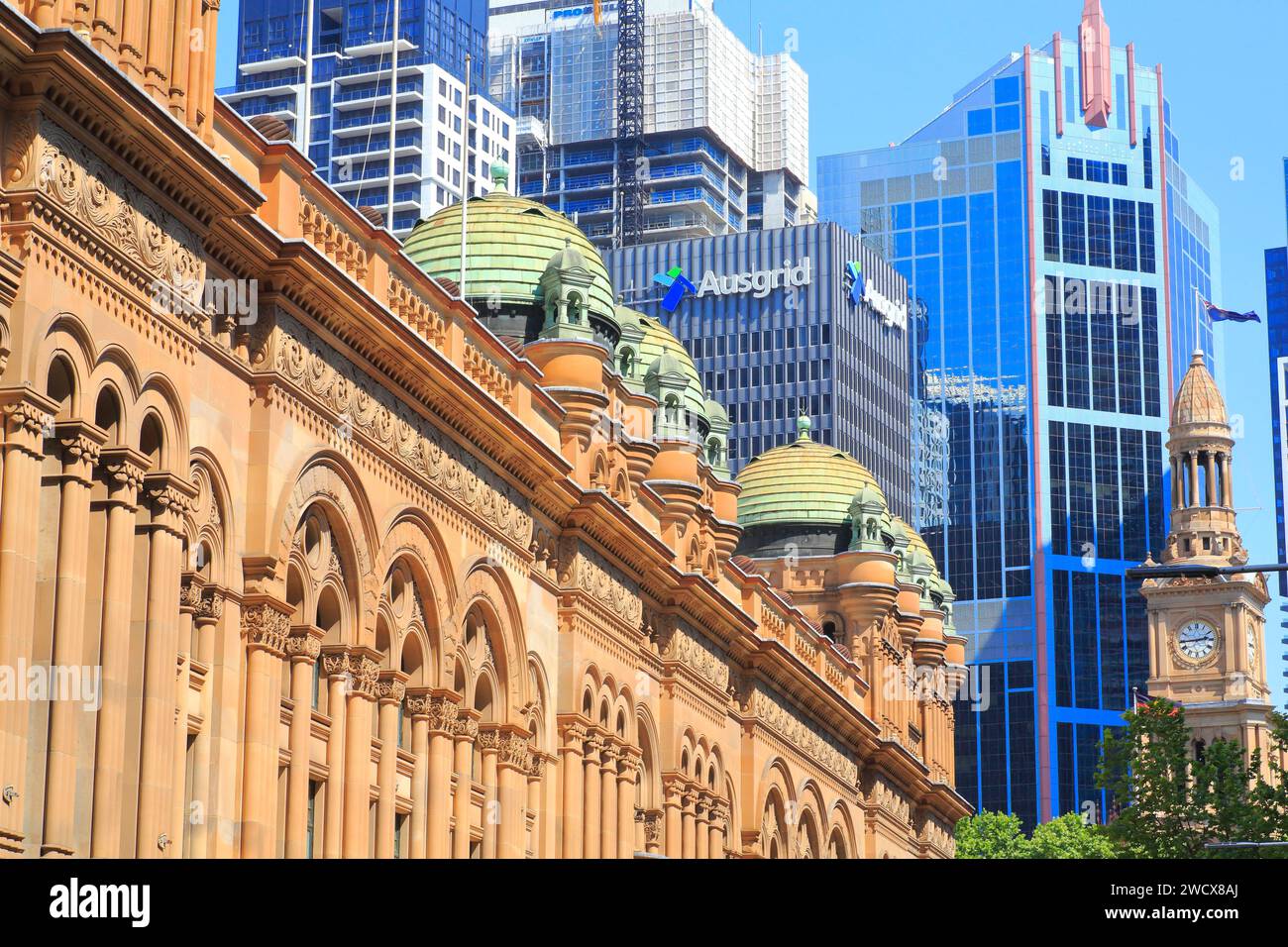 Australien, New South Wales, Sydney, Central Business District (CBD), George Street, Queen Victoria Building (QVB) aus dem Ende des 19. Jahrhunderts mit den Bürogebäuden im Hintergrund Stockfoto