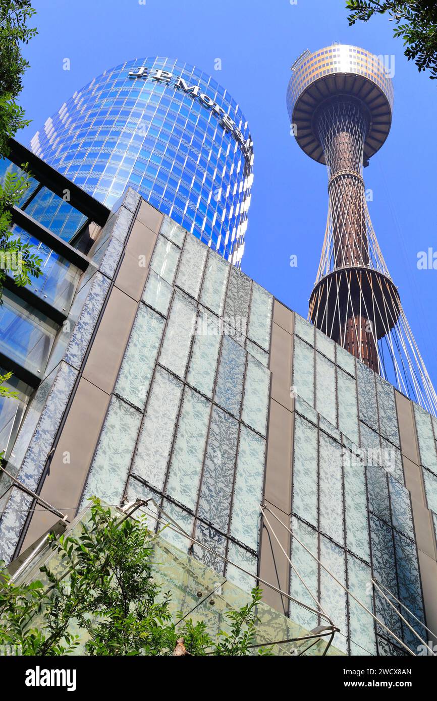 Australien, New South Wales, Sydney, Central Business District (CBD), Blick von der Pitt Street Mall mit Bürogebäude und dem Sydney Tower im Hintergrund (1981) Stockfoto