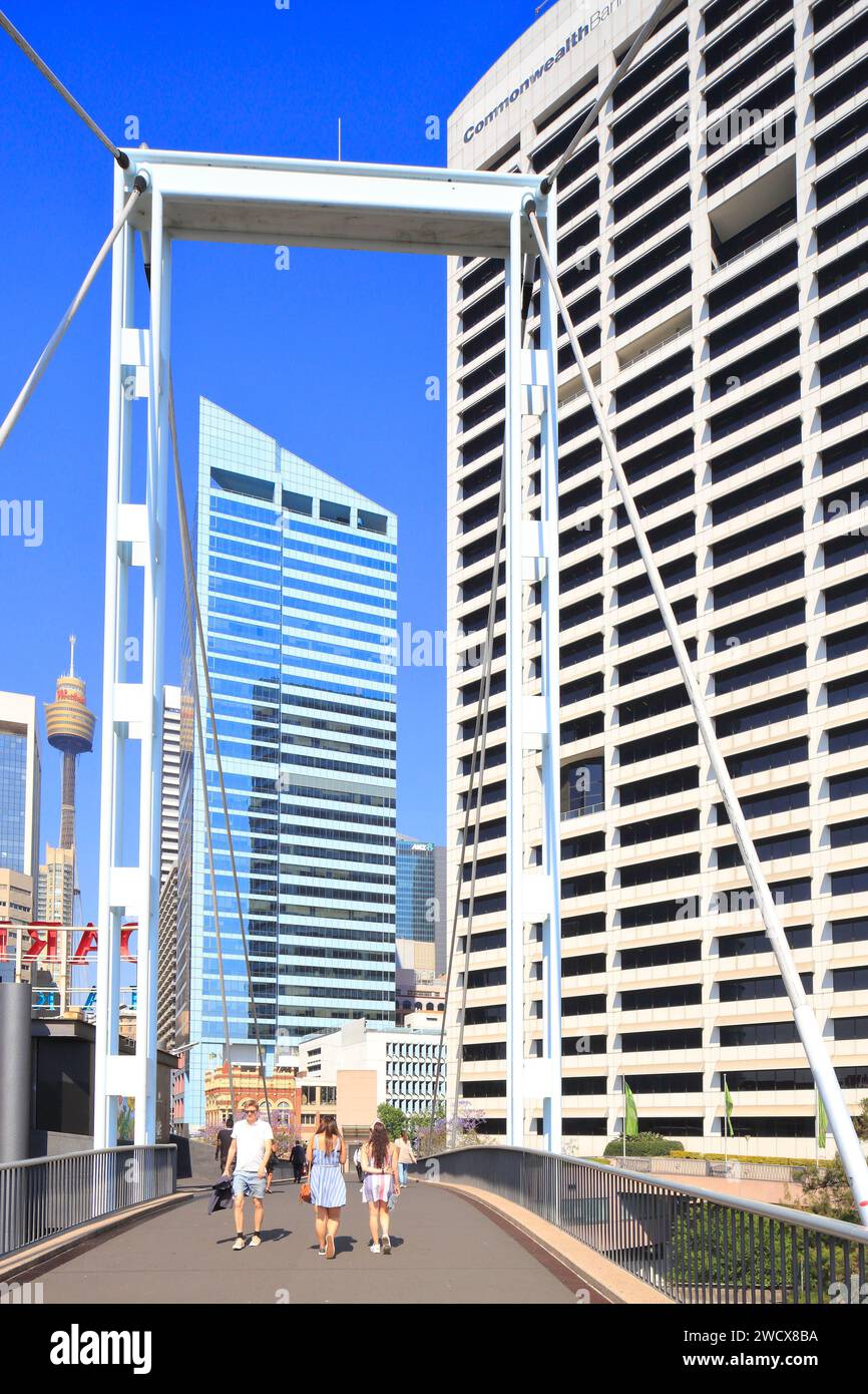 Australien, New South Wales, Sydney, Central Business District (CBD), Blick von der Pyrmont Bridge (1902) und dem Büroviertel mit dem Sydney Tower (1981) im Hintergrund Stockfoto