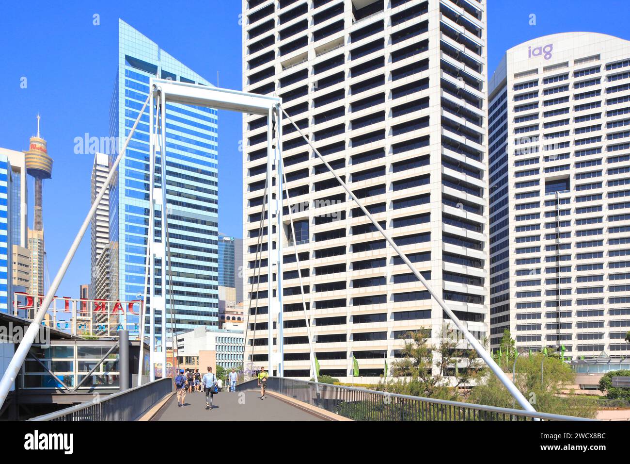 Australien, New South Wales, Sydney, Central Business District (CBD), Blick von der Pyrmont Bridge (1902) und dem Büroviertel mit dem Sydney Tower (1981) im Hintergrund Stockfoto